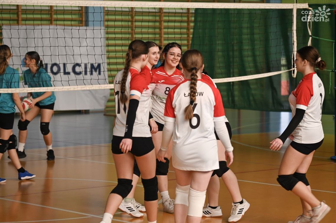 Turniej Piłki Siatkowej Dziewcząt o Puchar Wójta Gminy Nowiny - rywalizacja szkół podstawowych Turniej Piłki Siatkowej Dziewcząt o Puchar Wójta Gminy Nowiny - rywalizacja szkół podstawowych