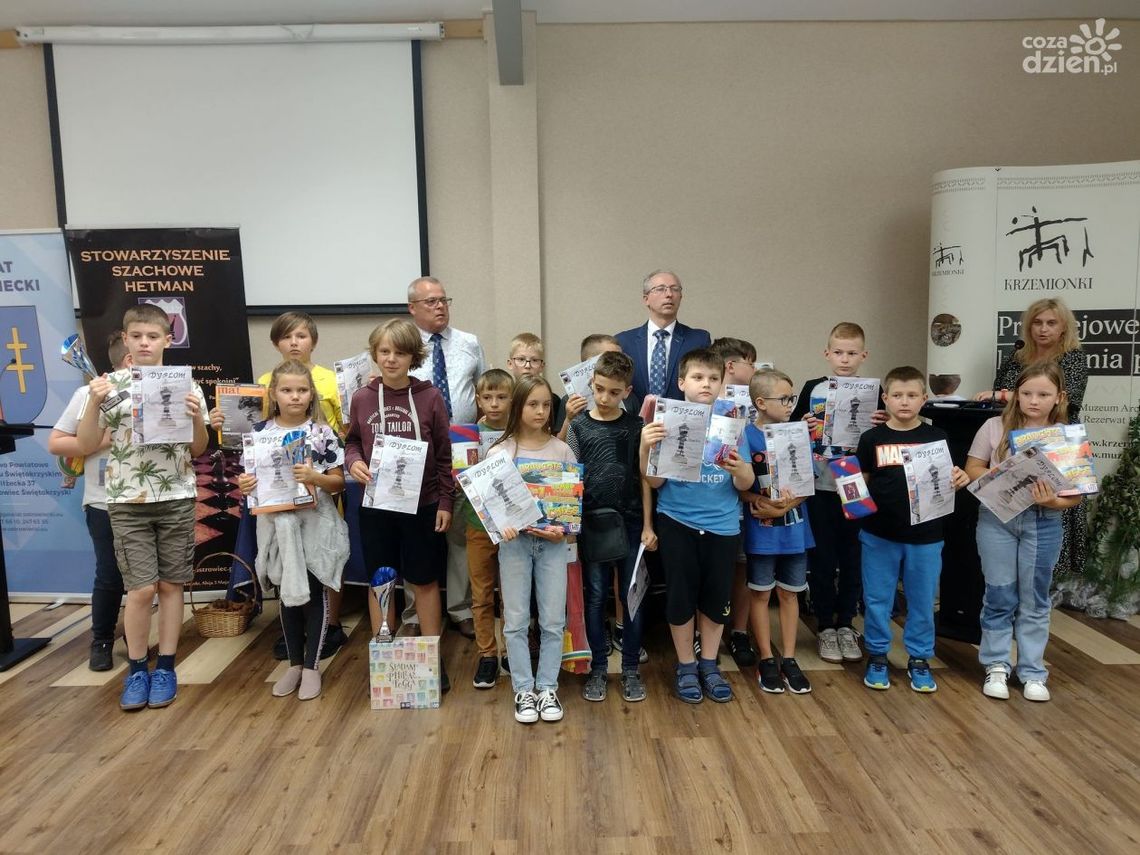 Turniej SZACHY DLA WSZYSTKICH – POZNAJEMY KRZEMIONKI Turniej SZACHY DLA WSZYSTKICH – POZNAJEMY KRZEMIONKI