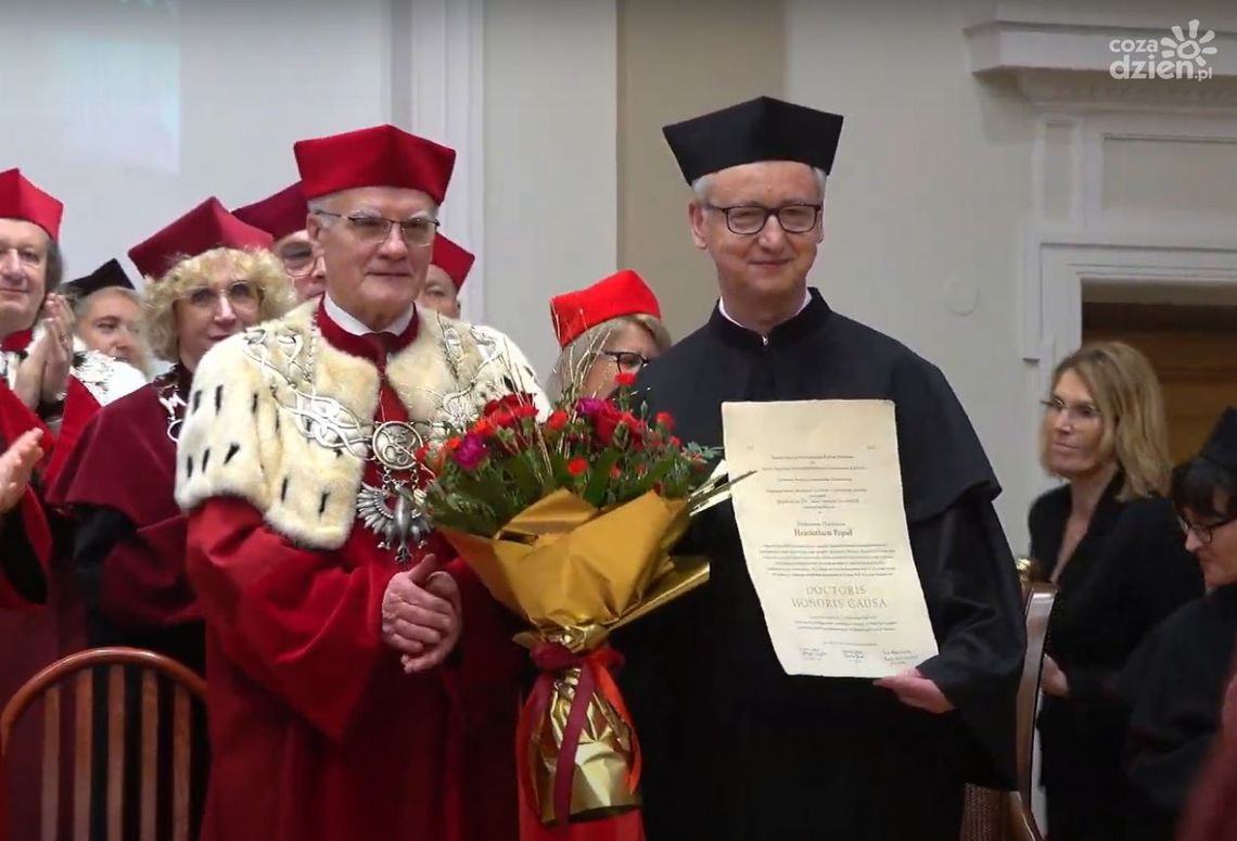 Tytuł doktora Honoris Causa UJK dla prof. dr hab. Jacka Popiela Tytuł doktora Honoris Causa UJK dla prof. dr hab. Jacka Popiela