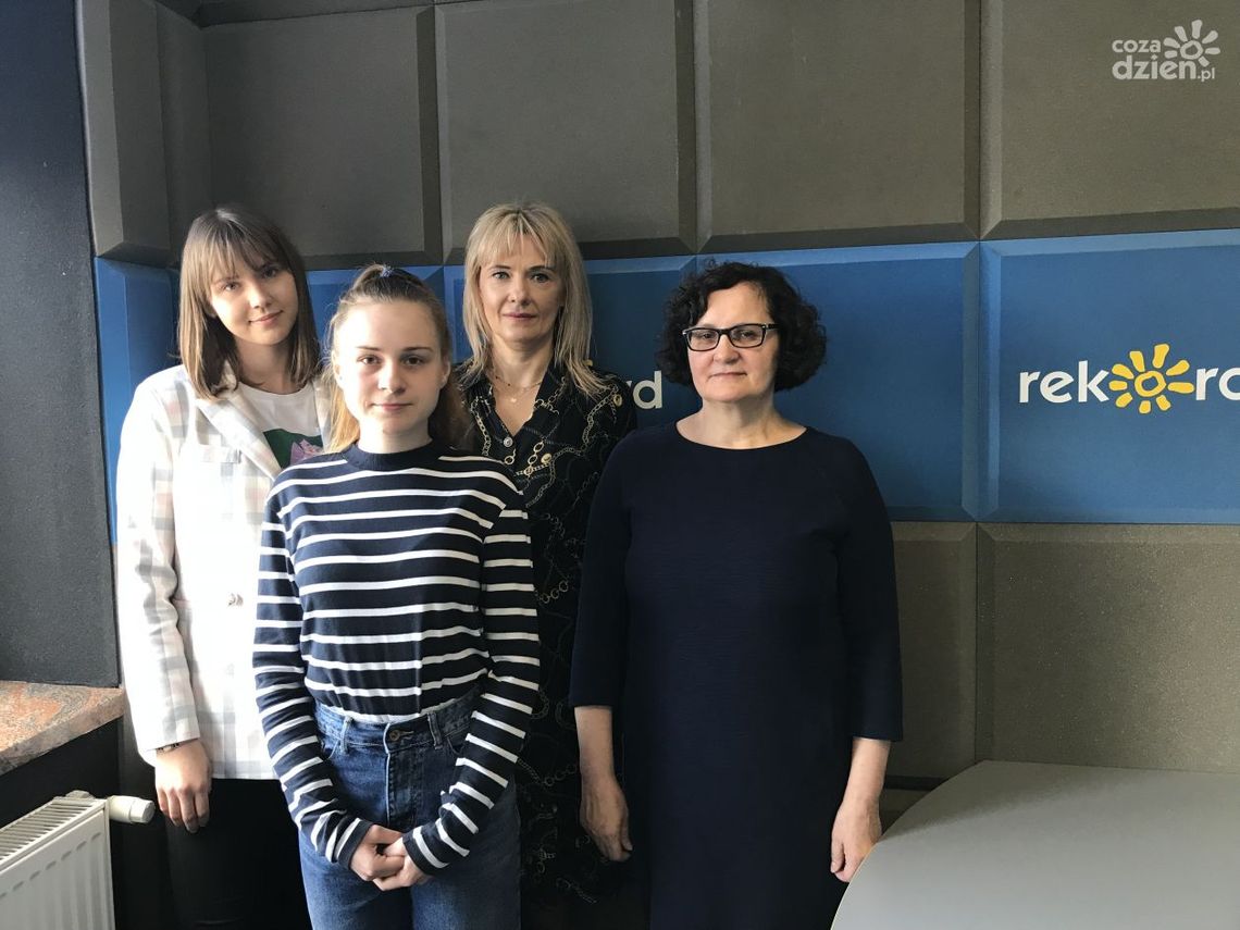 U. Cędzikowska, J. Wojtas, O. Wiączek i F. Cieślik: Nauka w klasie biologiczno-chemicznej z elementami ratownictwa medycznego to nie tylko poszerzanie naszej wiedzy ale i praktycznych umiejętności. U. Cędzikowska, J. Wojtas, O. Wiączek i F. Cieślik: Nauka w klasie biologiczno-chemicznej z elementami ratownictwa medycznego to nie tylko poszerzanie naszej wiedzy ale i praktycznych umiejętności.