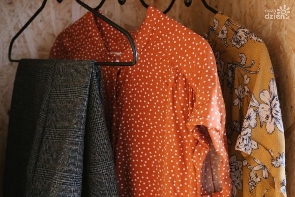 Ubraniowe trendy na wiosnę - co warto mieć w swojej szafie
