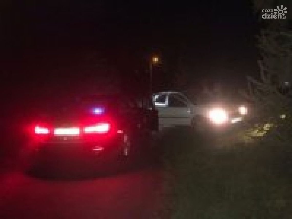 Uciekając spowodował kolizję z radiowozem. Był pijany Uciekając spowodował kolizję z radiowozem. Był pijany