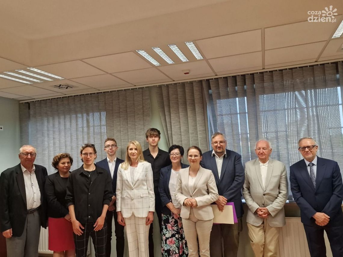 Uczeń z kieleckiego liceum w  etapie krajowym Olimpiady Wiedzy Ekonomicznej 