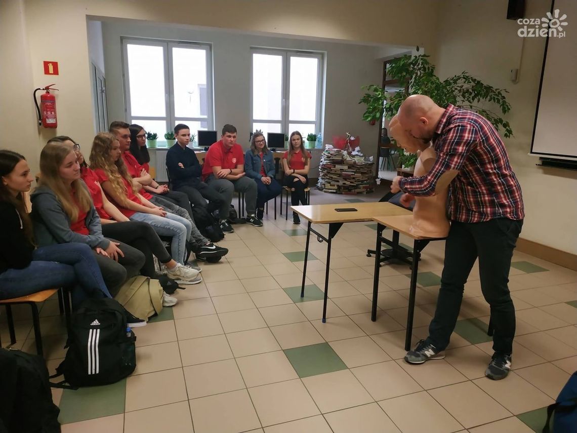 Uczniowie "Bartosza" uczą się ratować życie Uczniowie "Bartosza" uczą się ratować życie