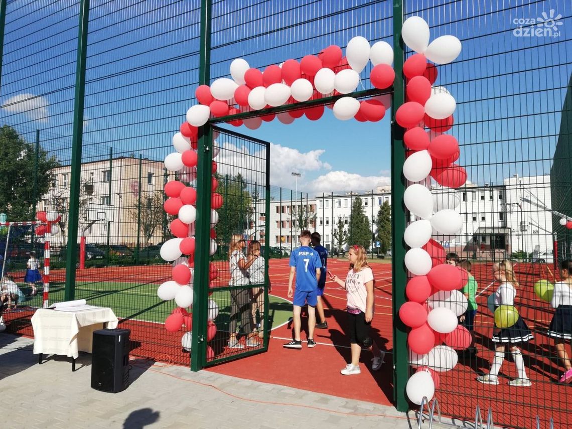 Uczniowie "czwórki" mają nowe boisko Uczniowie "czwórki" mają nowe boisko