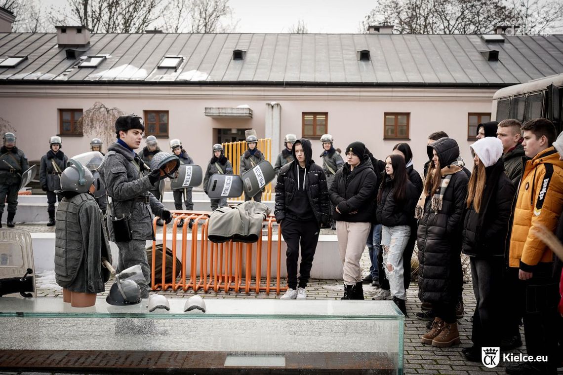 Uczniowie mogli poczuć terror stanu wojennego 