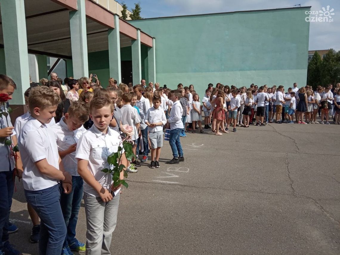 Uczniowie odebrali świadectwa Uczniowie odebrali świadectwa