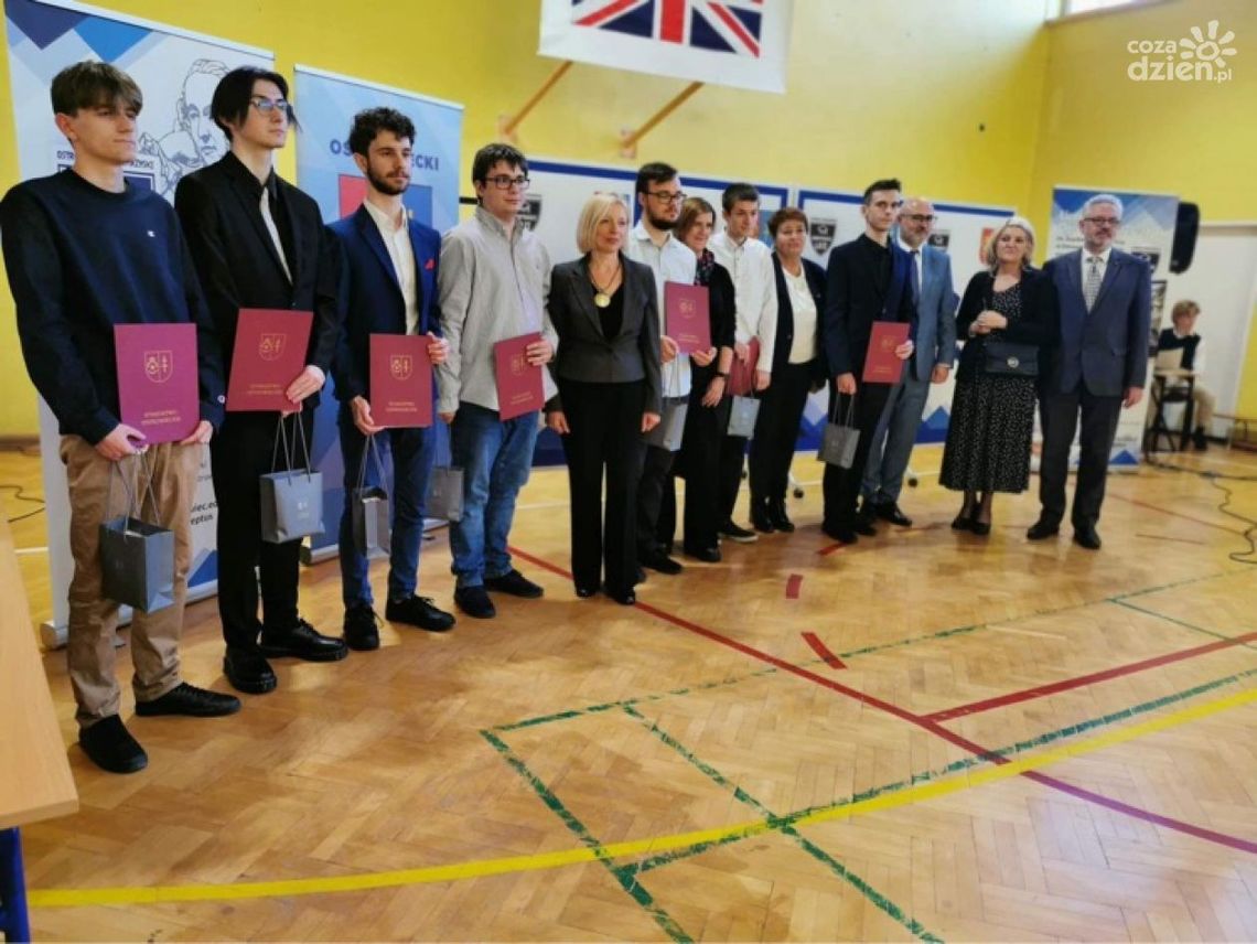 Uczniowie ostrowieckich szkół z certyfikatami językowymi Uczniowie ostrowieckich szkół z certyfikatami językowymi