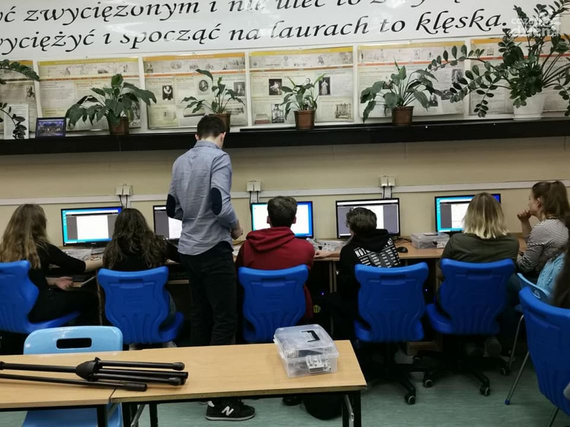 Uczniowie uczą się programowania Uczniowie uczą się programowania