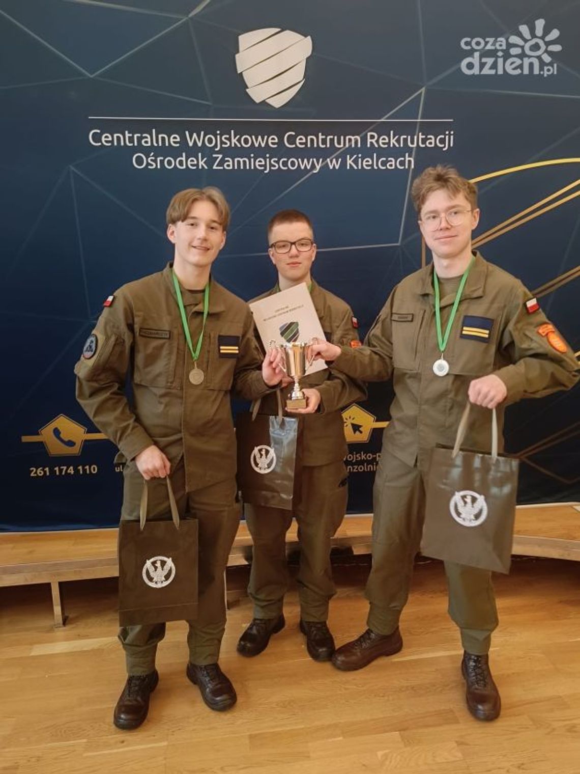 Uczniowie w mundurach już prezentują doskonałą orientację w kwestiach wojskowych Uczniowie w mundurach już prezentują doskonałą orientację w kwestiach wojskowych