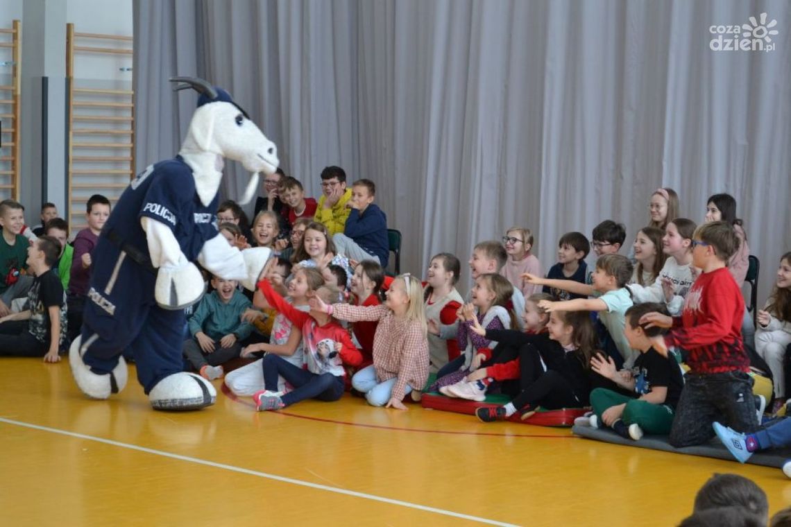 Uczniowie z Chęcin uczą się bezpiecznych powrotów Uczniowie z Chęcin uczą się bezpiecznych powrotów