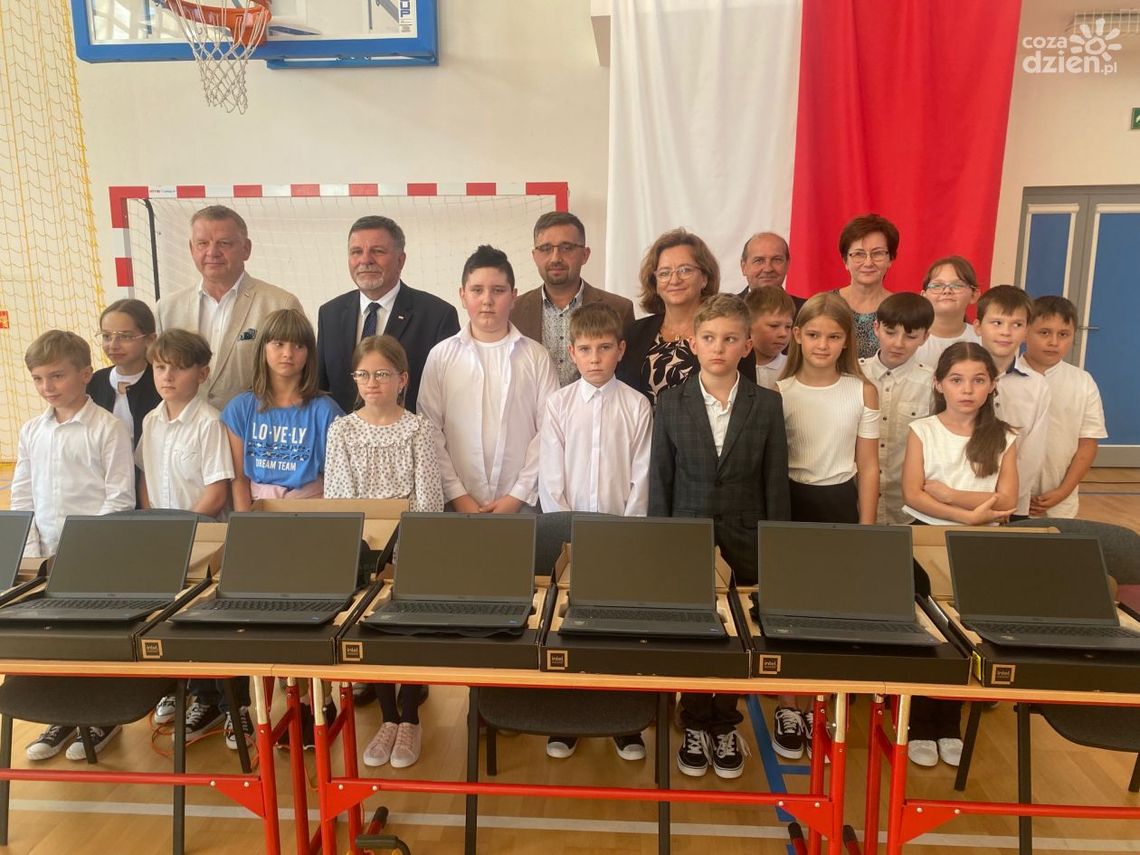 Uczniowie z gminy Bałtów otrzymali laptopy Uczniowie z gminy Bałtów otrzymali laptopy