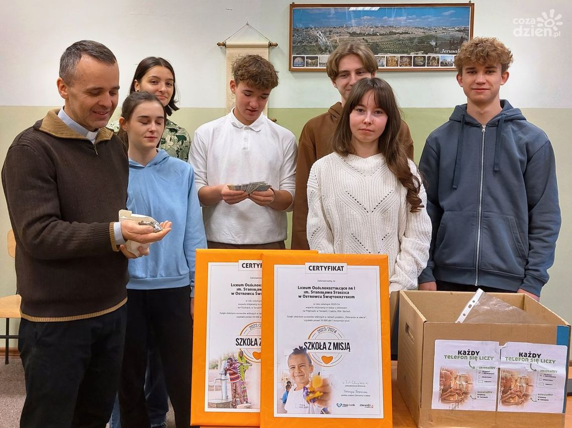 Uczniowie z ostrowieckiego liceum zbierając elektrośmieci ratują środowisko Uczniowie z ostrowieckiego liceum zbierając elektrośmieci ratują środowisko
