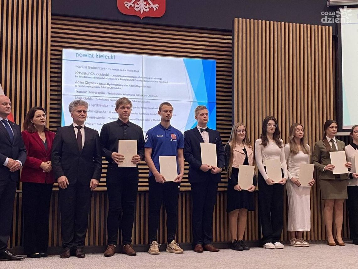 Uczniowie z powiatu kieleckiego otrzymali stypendium Prezesa Rady Ministrów Uczniowie z powiatu kieleckiego otrzymali stypendium Prezesa Rady Ministrów