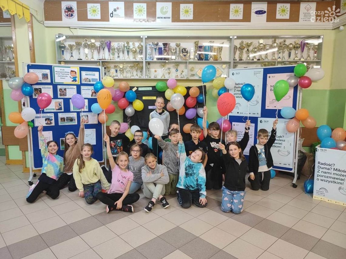 Uczniowie zachęcali do korzystania z telefonów zaufania