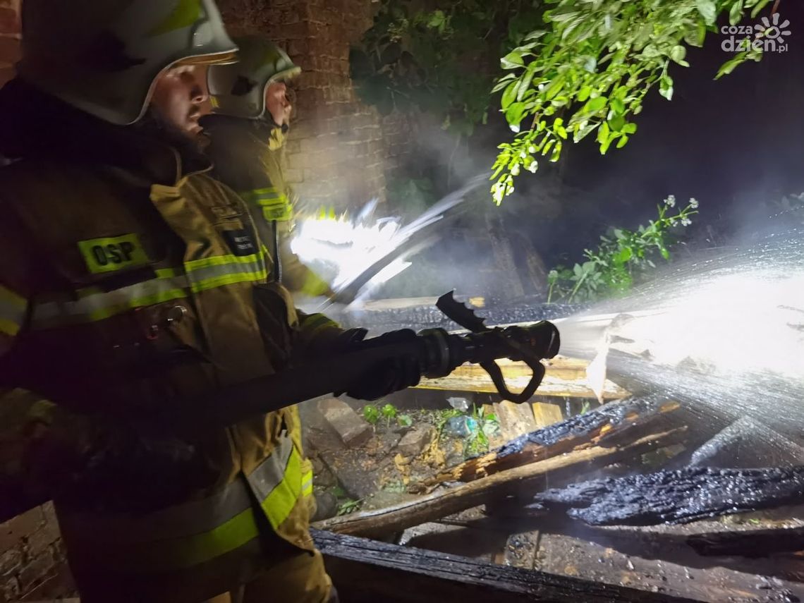 Ulewa oszczędziła powiat ostrowiecki ale spłonął dom w Szwarszowicach Ulewa oszczędziła powiat ostrowiecki ale spłonął dom w Szwarszowicach