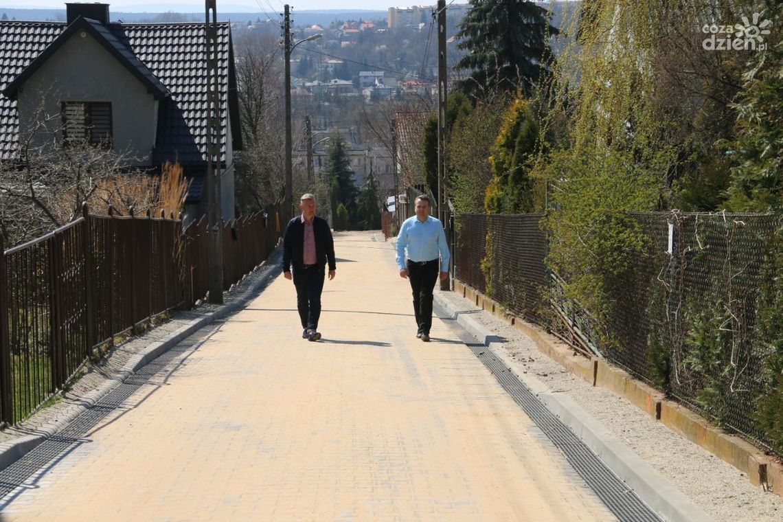 Ulica Słowackiego z kanalizacją i nową nawierzchnią Ulica Słowackiego z kanalizacją i nową nawierzchnią