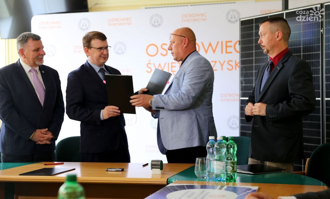 Umowa podpisana! Ostrowieckie budynki wzbogacą się o fotowoltaikę 