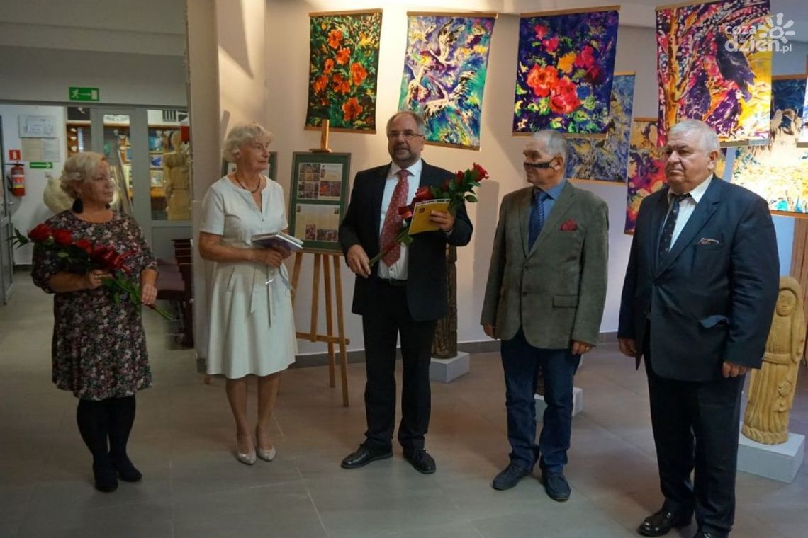 Uniwersalna mowa pędzla i dłuta. Nowa wystawa w Ożarowie Uniwersalna mowa pędzla i dłuta. Nowa wystawa w Ożarowie