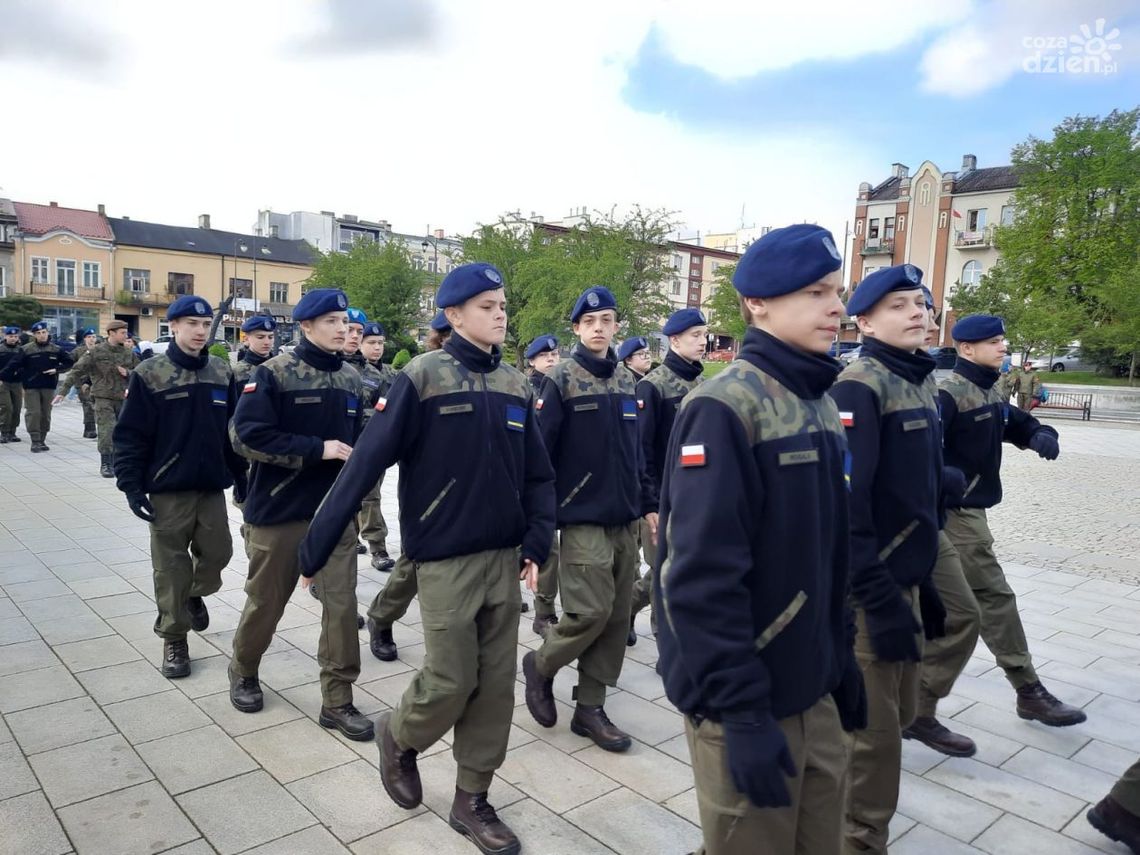 Uroczyste ślubowanie uczniów z klas mundurowych ZDZ na ostrowieckim rynku