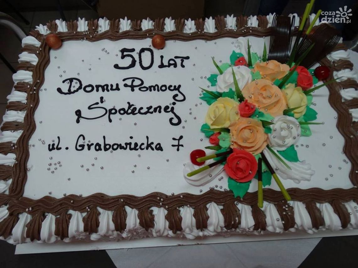 Urodziny DPS-u przy Grabowieckiej - był tort i fanfary Urodziny DPS-u przy Grabowieckiej - był tort i fanfary