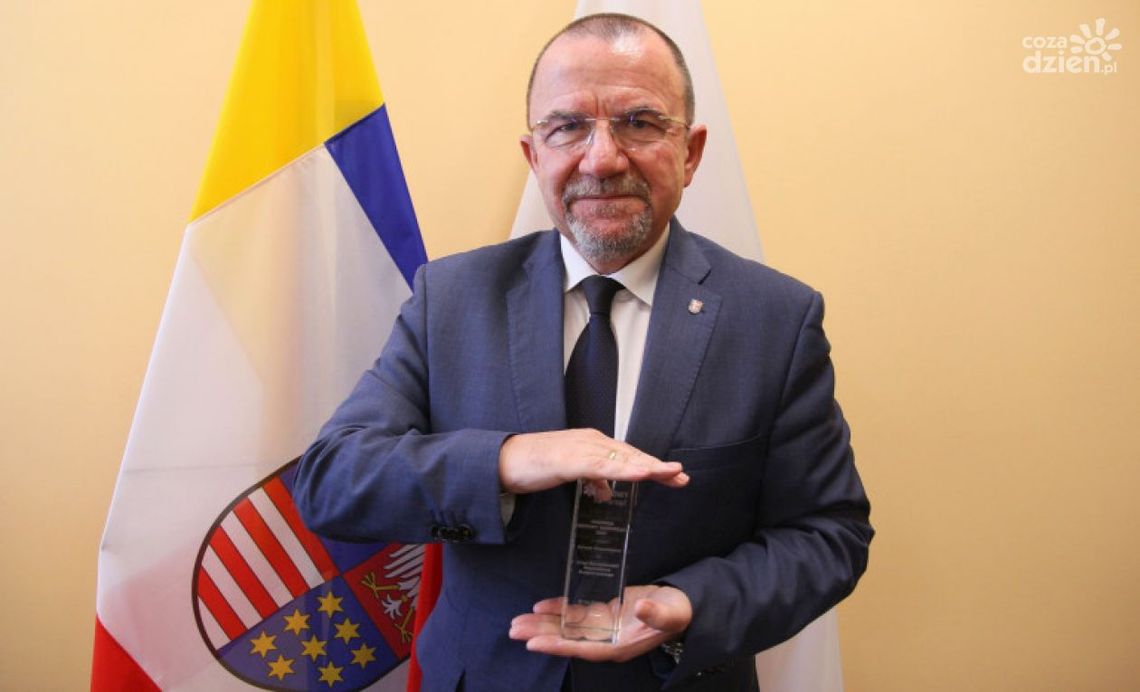 Urząd Marszałkowski ze statuetką "Zdrowe województwo"