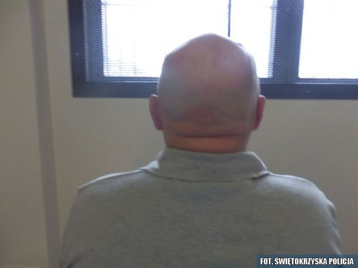 Uszkodził trzy samochody. Był poszukiwany, bez uprawnień do kierowania i nietrzeźwy 