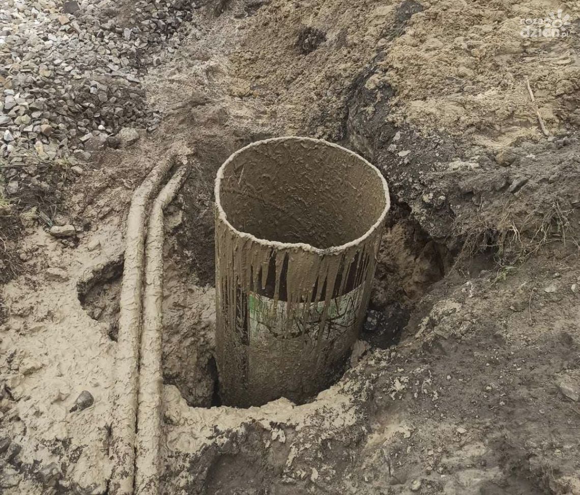 Uszkodzili rurę z gazem na torach. Na miejscu działało pogotowie gazowe Uszkodzili rurę z gazem na torach. Na miejscu działało pogotowie gazowe