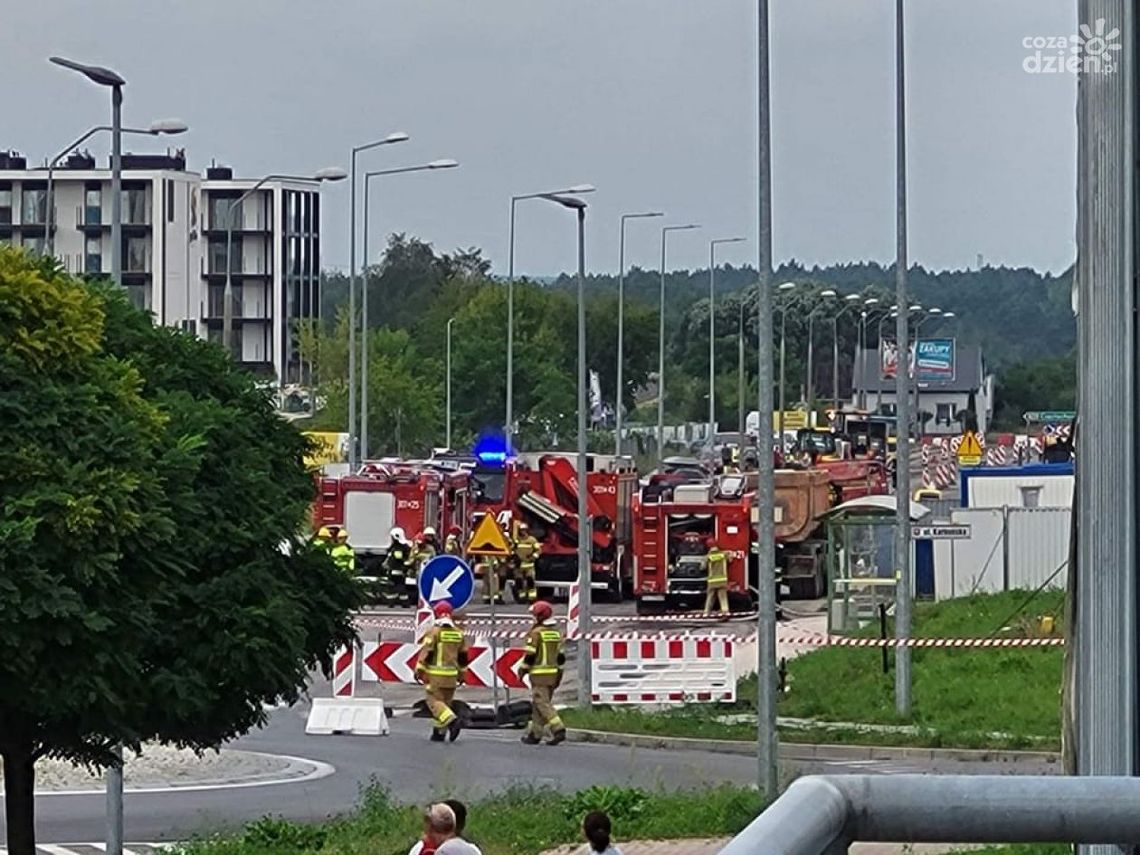 Uszkodzona rura z gazem miejskiej centrali, utrudnienia w ruchu. Uszkodzona rura z gazem miejskiej centrali, utrudnienia w ruchu.