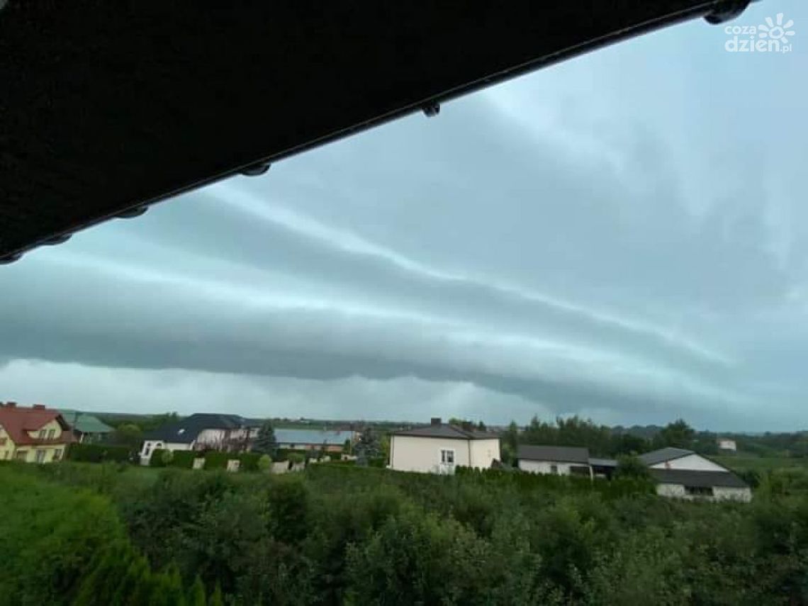 Uwaga na silne burze i nawalne opady deszczu Uwaga na silne burze i nawalne opady deszczu