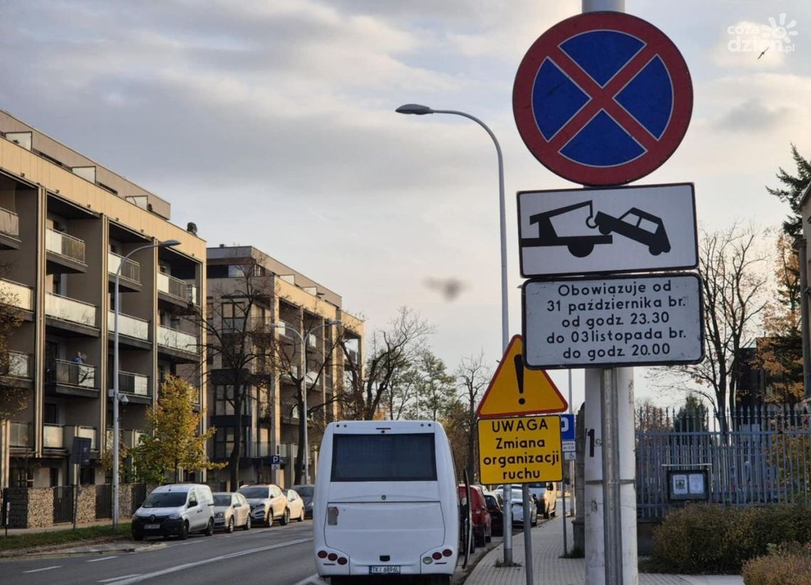 UWAGA! Samochody parkujące na miejscach parkingowych po godzinie 23:30 będą ODHOLOWANE!