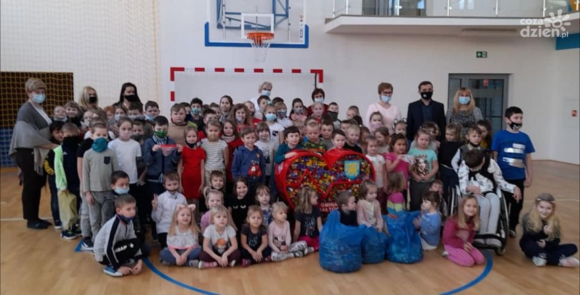 W Bałtowie nakręcili się na pomaganie - mieszkańcy zbierają nakrętki i chcą wspomóc potrzebujących z regionu