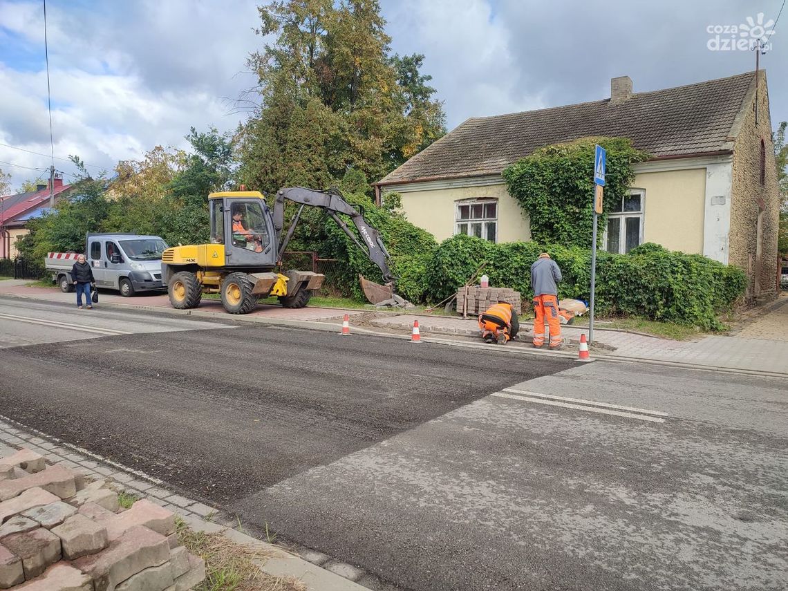 W Ćmielowie powstają nowe, bezpieczne przejścia dla pieszych W Ćmielowie powstają nowe, bezpieczne przejścia dla pieszych
