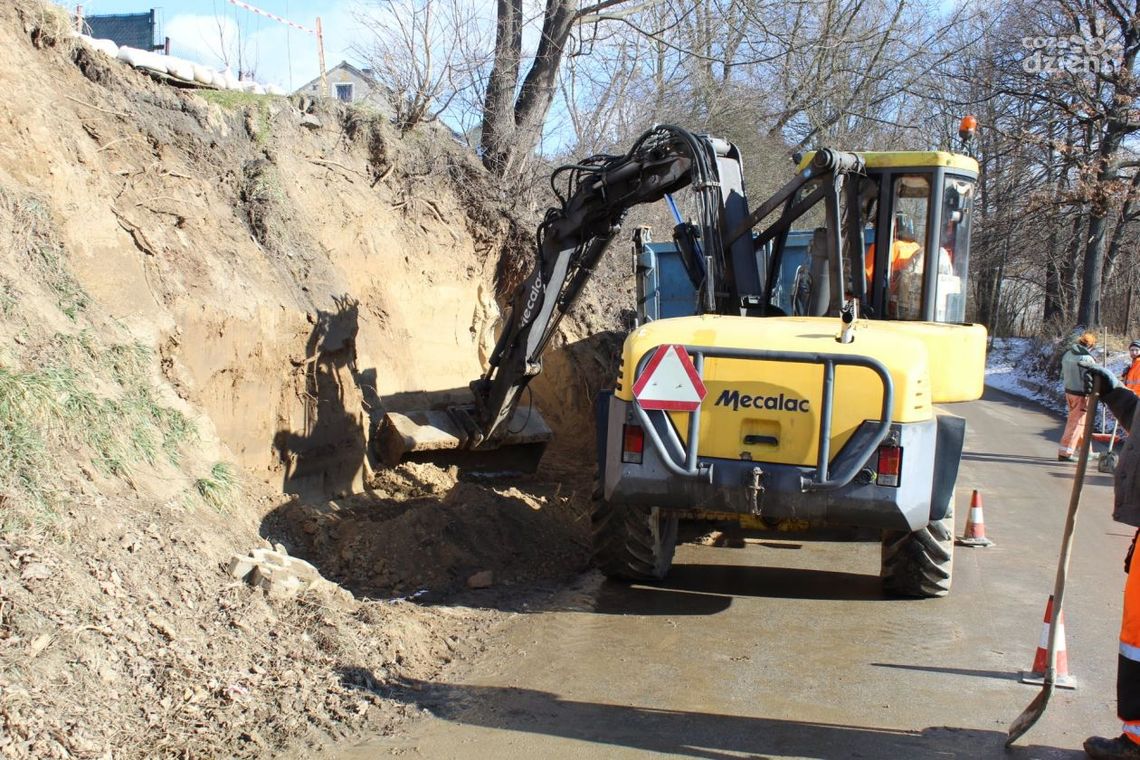 W Gromadzicach (gmina Bodzechów) poprawiają skarpę W Gromadzicach (gmina Bodzechów) poprawiają skarpę