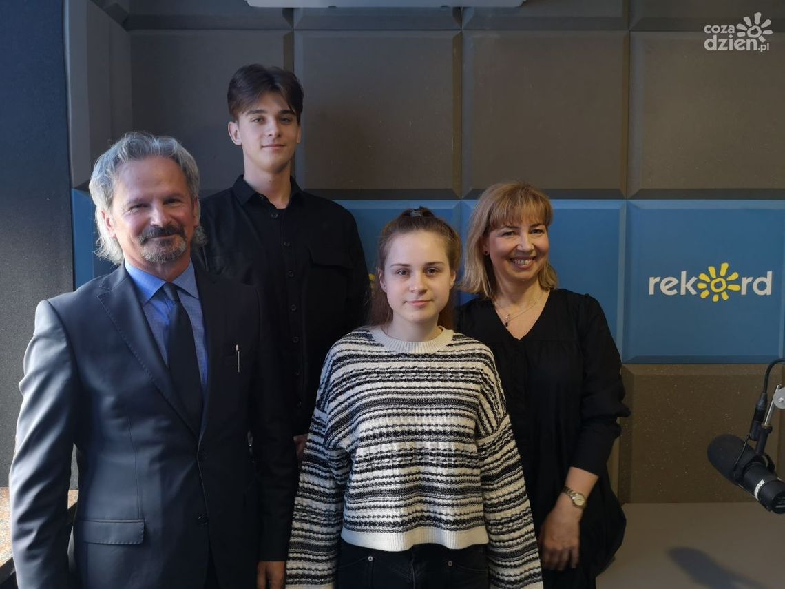 W. Grudzień, F.Cieślik, S, Miszuk, J. Szwagierczak: Sukcesy na olimpiadach to efekt wspólnej pracy uczniów i nauczycieli W. Grudzień, F.Cieślik, S, Miszuk, J. Szwagierczak: Sukcesy na olimpiadach to efekt wspólnej pracy uczniów i nauczycieli