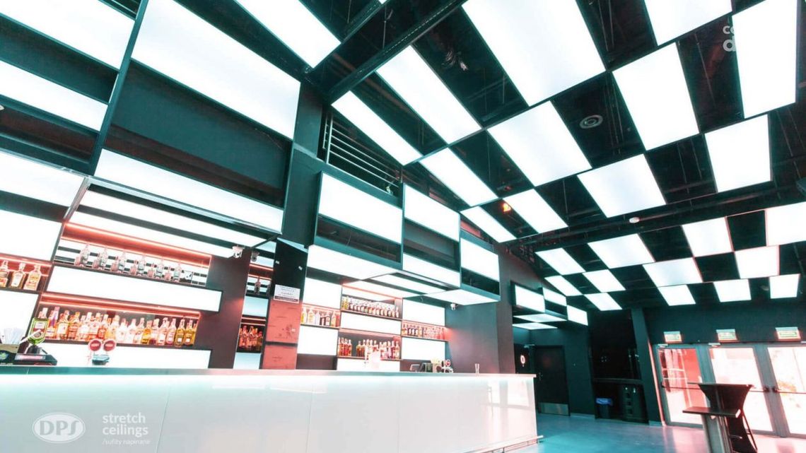 W Kielcach coraz większą popularność zdobywają sufity napinane. To częsty wybór projektantów.