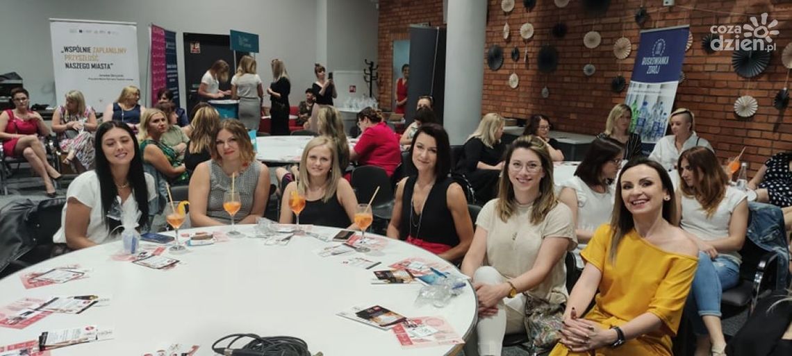 "W kobiecym klimacie" - kobiety wiedzą co robią! Spotkanie w Ostrowcu Świętokrzyskim "W kobiecym klimacie" - kobiety wiedzą co robią! Spotkanie w Ostrowcu Świętokrzyskim