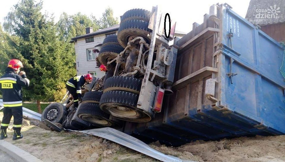 W Kunowie TIR runął na drogę W Kunowie TIR runął na drogę