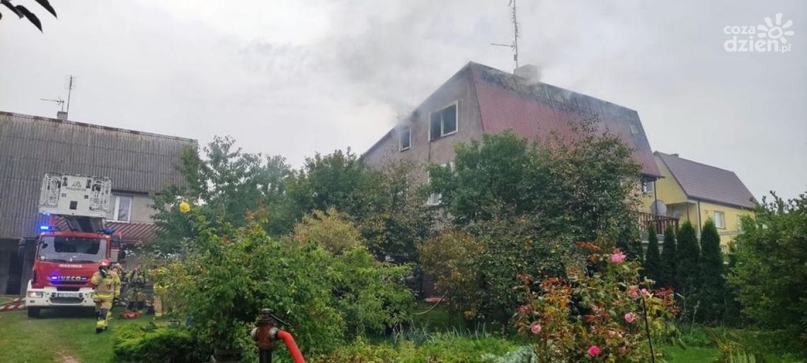 W Mniowie zapalił się dach domu. Było groźnie