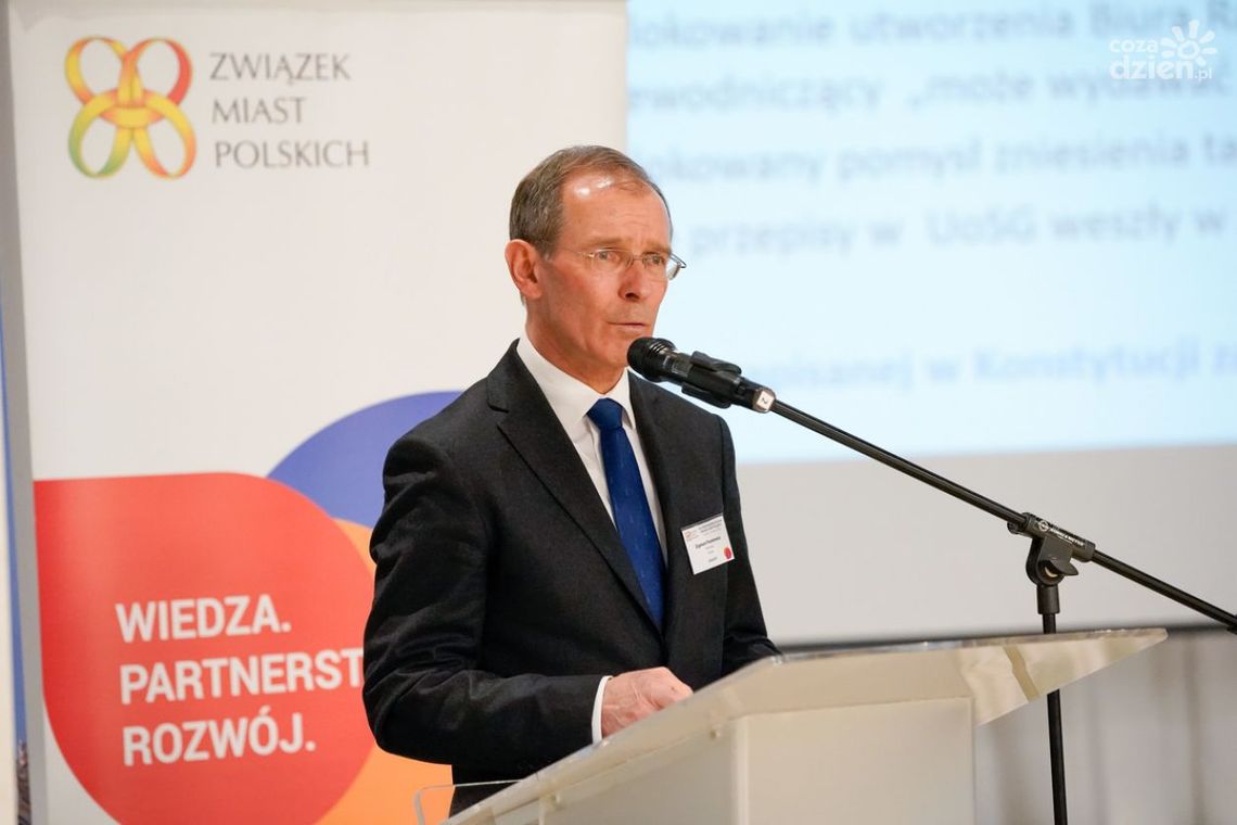 ,,W mojej opinii działania CBA to działania polityczne, niemerytoryczne" - Zygmunt Frankiewicz Prezes Związku Miast Polskich ,,W mojej opinii działania CBA to działania polityczne, niemerytoryczne" - Zygmunt Frankiewicz Prezes Związku Miast Polskich