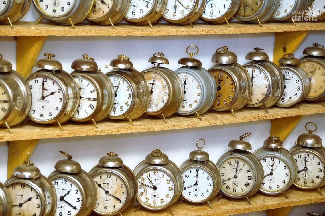 W nocy z soboty na niedzielę pośpimy dłużej