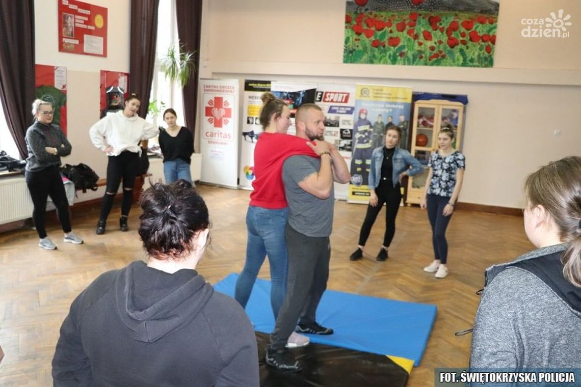 W Opatowie uczyli samoobrony W Opatowie uczyli samoobrony