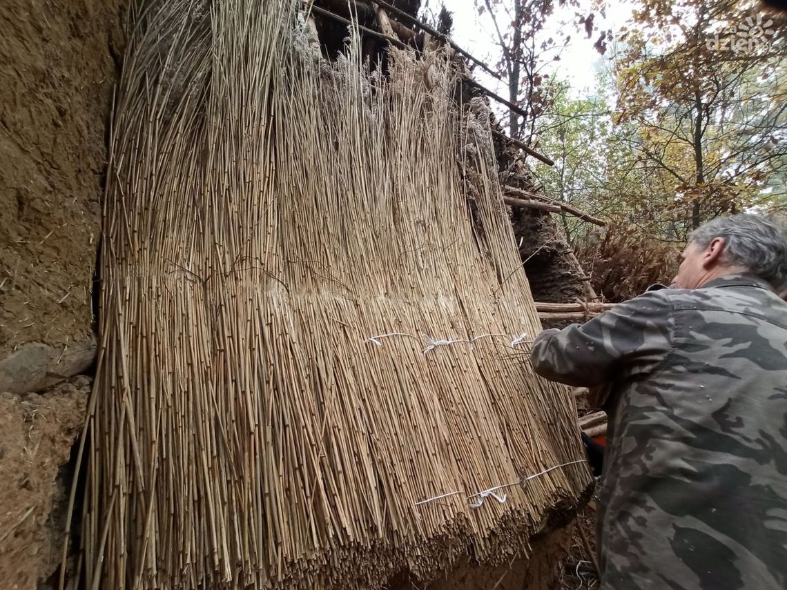 W osadzie neolitycznej na Krzemionkach pracują jak przodkowie W osadzie neolitycznej na Krzemionkach pracują jak przodkowie