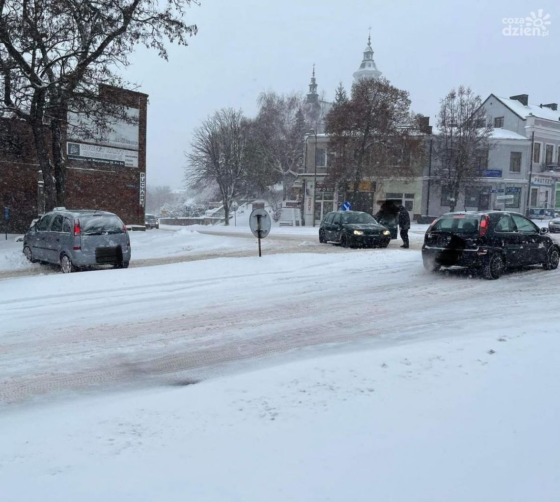 W Ostrowcu non stop pracują pługopiaskarki 