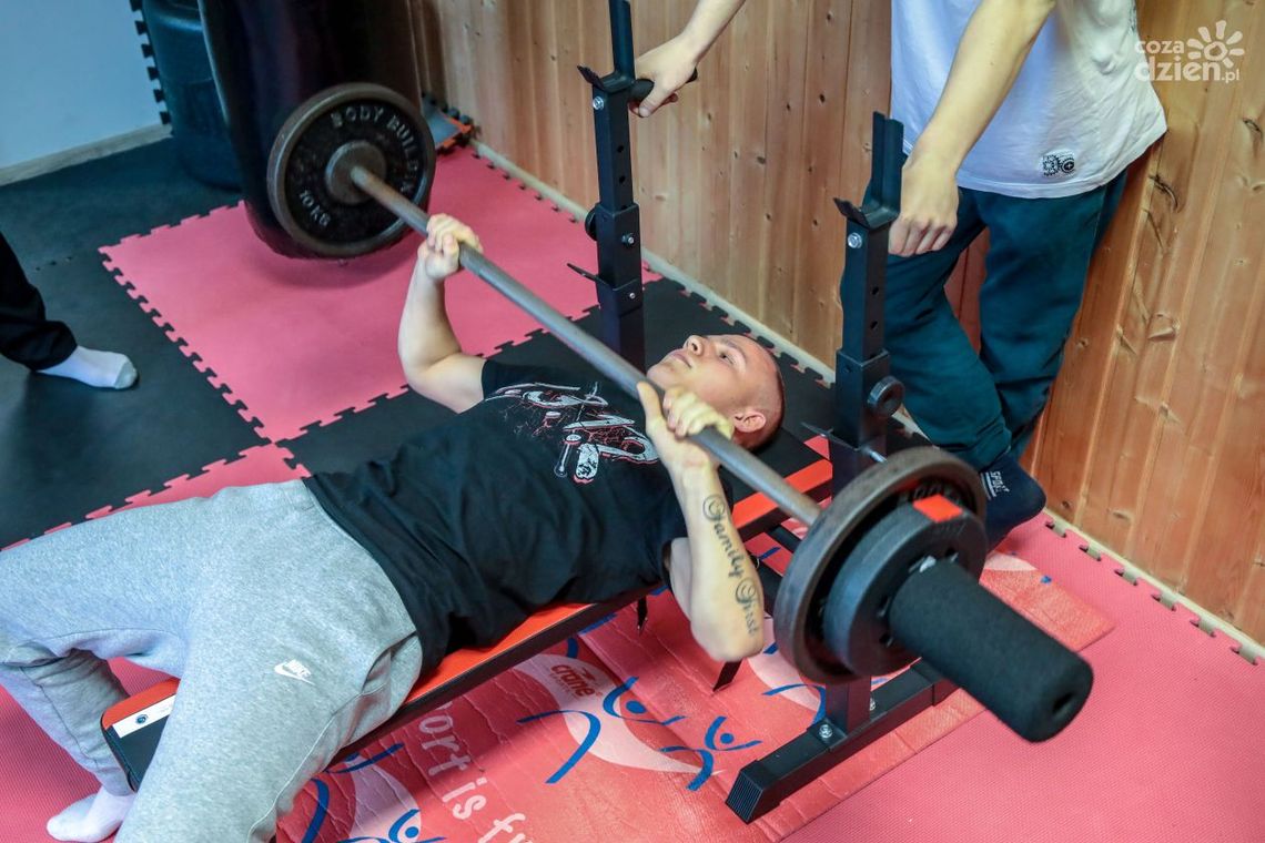 W Ostrowcu odbył się konkurs w wyciskaniu sztangi leżąc W Ostrowcu odbył się konkurs w wyciskaniu sztangi leżąc
