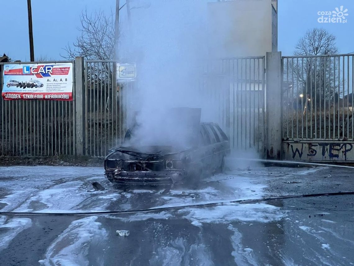 W Ostrowcu spłonęło auto W Ostrowcu spłonęło auto