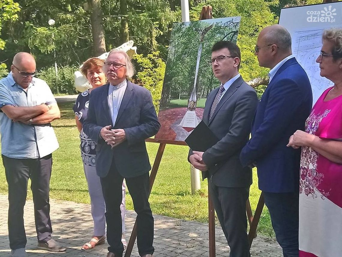 W Ostrowcu stanie niezwykły maszt - pomnik W Ostrowcu stanie niezwykły maszt - pomnik