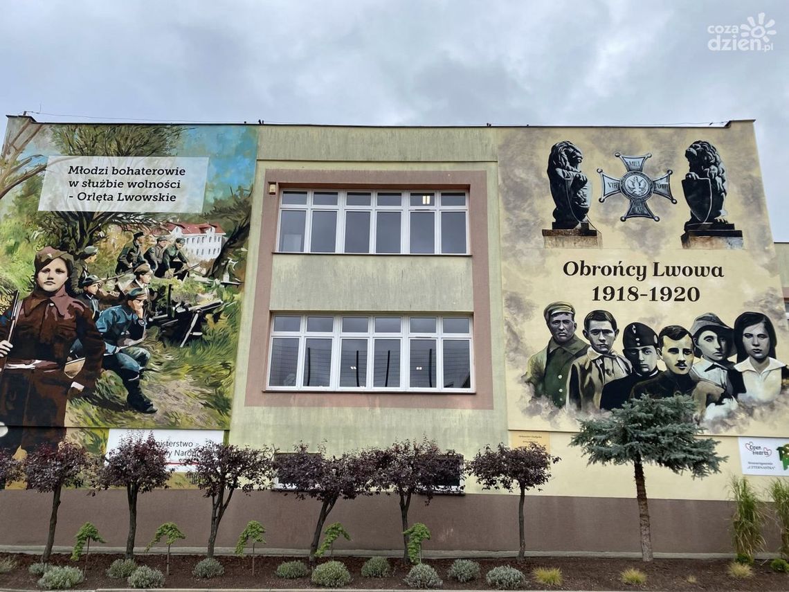 W Ostrowcu Świętokrzyskim odsłonięto mural upamiętniający Orlęta Lwowskie W Ostrowcu Świętokrzyskim odsłonięto mural upamiętniający Orlęta Lwowskie