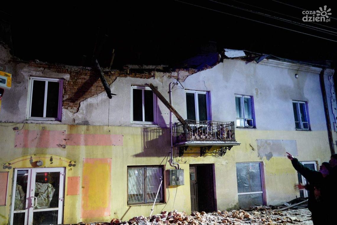 W Ostrowcu zawalił się dach na nieużytkowanym domu W Ostrowcu zawalił się dach na nieużytkowanym domu