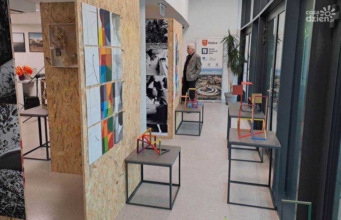W Punkcie Promocji Kielc można oglądać prace studentów Wydziału Sztuki UJK W Punkcie Promocji Kielc można oglądać prace studentów Wydziału Sztuki UJK